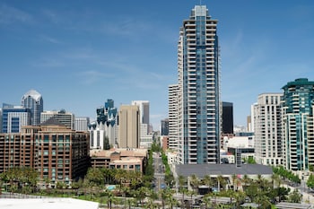 Deluxe Room, 1 King Bed, City View (Balcony)