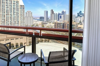 Deluxe Room, 1 King Bed, City View (Balcony)