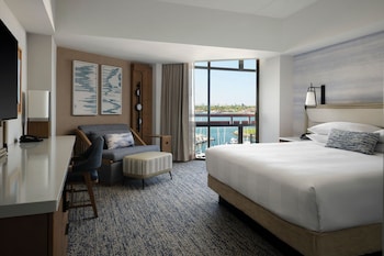 Room, 1 King Bed, Bay View (Corner)