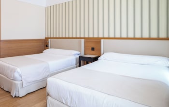 Family Room, 2 Double Beds, Bathtub