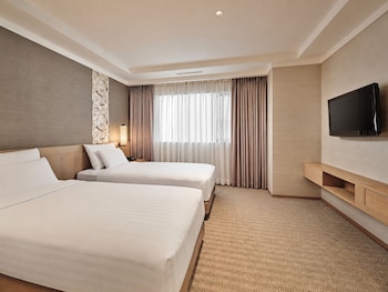 Room Randomly Assigned at Check-in (Double or Twin), No View, No Parking - Breakfast for 2