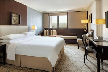 Deluxe Room, 1 King Bed, Mountain View