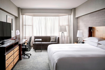 Club Room, 1 King Bed (Mobility Accessible, Roll-In Shower)