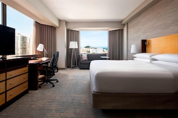 Club Room, 1 King Bed (Mobility Accessible, Roll-In Shower)