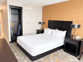 Room, 1 Queen Bed, Accessible, Bathtub