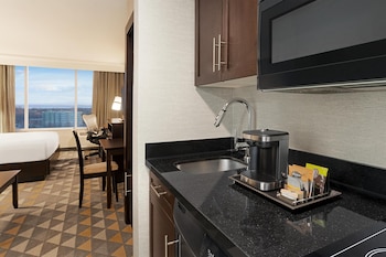 Studio Suite, 1 King Bed, Kitchen