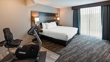 Standard Room, 1 King Bed, Non Smoking, Refrigerator & Microwave (Walk-in Shower)