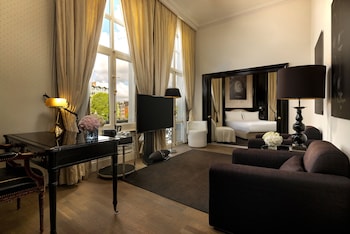 Suite, 1 King Bed (Champagne)