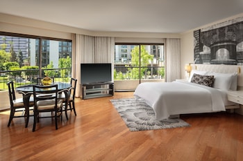 Executive Suite, 1 Bedroom (Mobility/Hearing Access, Roll-in Shwr)