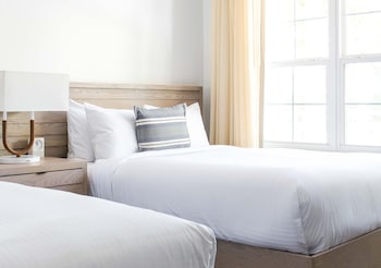 Partial Water View Double Queen Guestroom