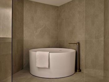 Luxury King Room with Ocean View and Bath - High Floor