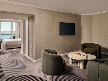 Luxury King Room with Ocean View and Bath - High Floor