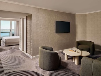 Luxury King Room with Ocean View and Bath - High Floor