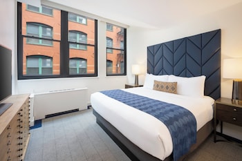 Room, 1 King Bed, Roll-in Shower (Communications Accessible)