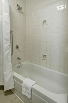 Room, 2 Queen Beds, Accessible (Mobility/Hearing Tub)