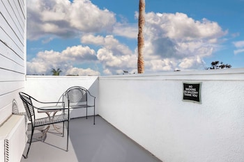 Suite, 1 King Bed, Non Smoking, Balcony (with Sofabed)