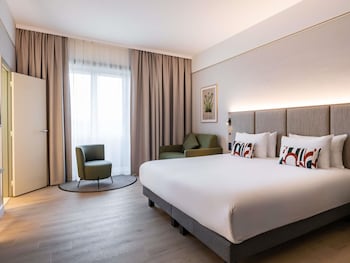 Deluxe Room, 1 King Bed with Sofa bed