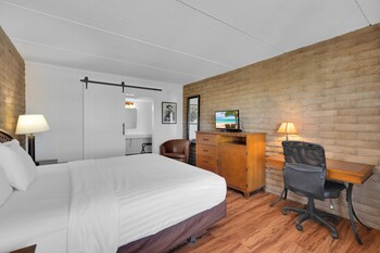 Standard Room, 1 King Bed, Accessible, Non Smoking