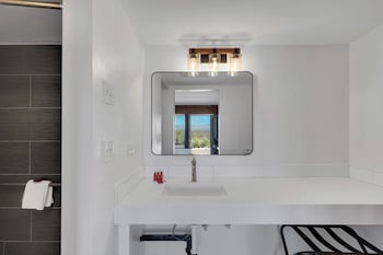 Standard Room, 1 King Bed, Accessible, Non Smoking
