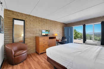 Standard Room, 1 King Bed, Accessible, Non Smoking
