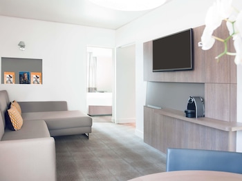 Suite, 1 Queen Bed with Sofa bed