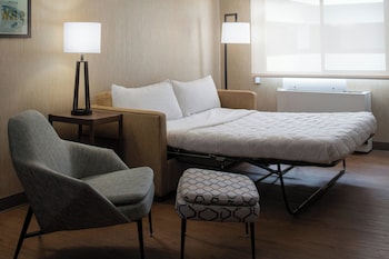 Traditional Suite, 1 King Bed with Sofa bed, Pool View