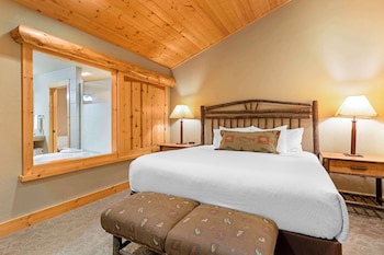 Suite, 1 King Bed, Non Smoking, Jetted Tub (with Sofabed;No Pets in room type)