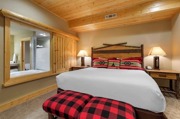 Suite, 1 King Bed, Non Smoking, Jetted Tub (with Sofabed;No Pets in room type)