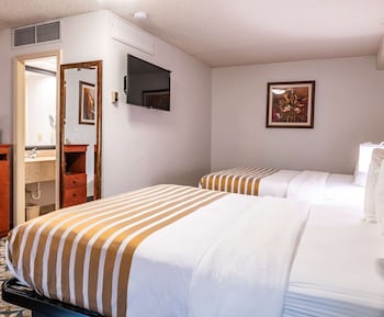 Standard Room, 2 Queen Beds, Non Smoking, Refrigerator