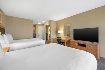 Standard Room, 2 Queen Beds, Balcony, Partial Ocean View
