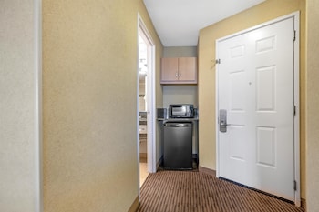 Standard Room, 2 Queen Beds, Balcony, Partial Ocean View