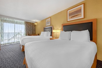 Standard Room, 2 Queen Beds, Balcony, Partial Ocean View