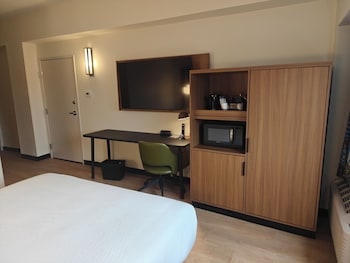 Room, 1 King Bed (Hearing Accessible)