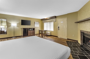 Standard Room, 1 King Bed, Non Smoking, Refrigerator & Microwave (Walk-in Shower)