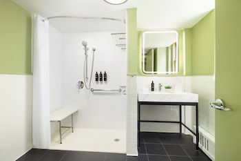 Standard Room, 1 Queen Bed, Roll-in Shower (ADA)