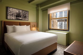Standard Room, 1 Queen Bed, Roll-in Shower (ADA)