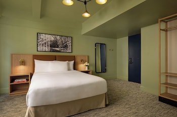Premium Room, 1 Queen Bed, Roll-in Shower, City View (ADA)