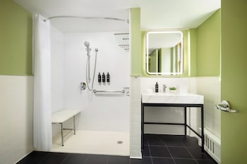 Standard Room, 1 Queen Bed, Roll-in Shower (ADA)