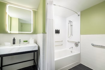 Standard Room, 1 Queen Bed, Bathtub Grab Bars (ADA)