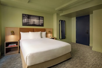 Standard Room, 1 Queen Bed, Roll-in Shower (ADA)