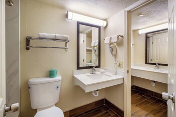 Suite, 1 King Bed, Non Smoking, Kitchenette
