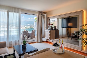 Suite, Lake View