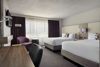 Premium Studio, 2 Queen Beds (Mobility Accessible, Tub)