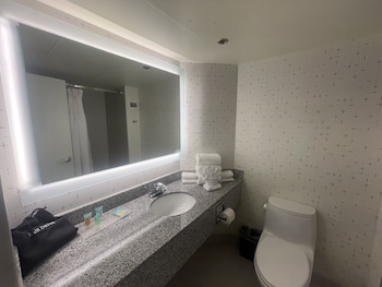 Deluxe Studio, 2 Queen Beds (Mobility/Hearing Accessible, Tub)