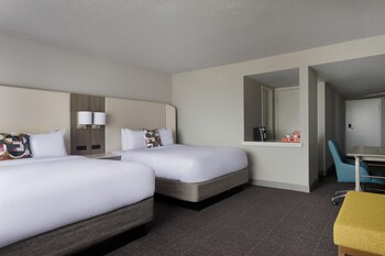 Premium Studio, 2 Queen Beds (Mobility Accessible, Tub)