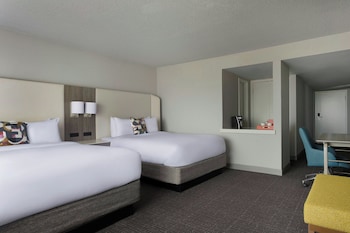 Premium Studio, 2 Queen Beds (Mobility Accessible, Tub)