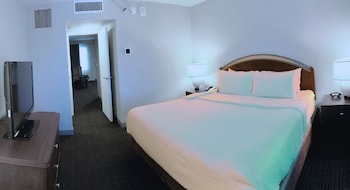 Deluxe Suite, 1 Bedroom (Mobility Accessible, Roll-In Shower)