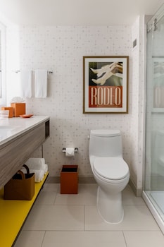 Premium Studio, 2 Queen Beds (Mobility Accessible, Tub)