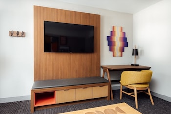 Deluxe Suite, 1 Bedroom (Mobility Accessible, Roll-In Shower)