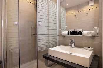 Classic Double Room, 1 Queen Bed, Non Smoking, Courtyard View